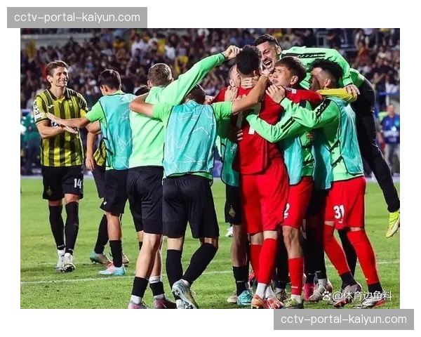 特写：门将扑出点球后，看台上的主队球迷陷入疯狂