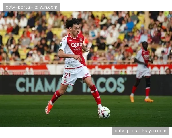 法甲：摩纳哥3-3朗斯，两队共吃到两张红牌，比赛过程火爆